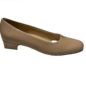 NWOB Trotters Daisy Patent Leather Block Heel Classic Pump Tan size 6N